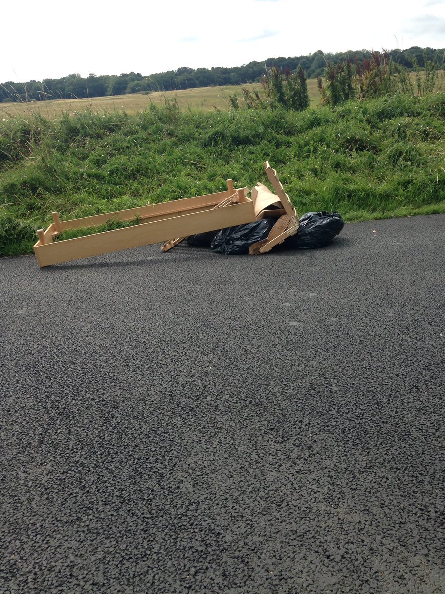 LattonCommonRA's tweet photo. @HarlowCouncil somebody had decided to dump this on Commonside rd. just padt the legion. #litterlout #flytipping https://t.co/QN28Tjpnf9
