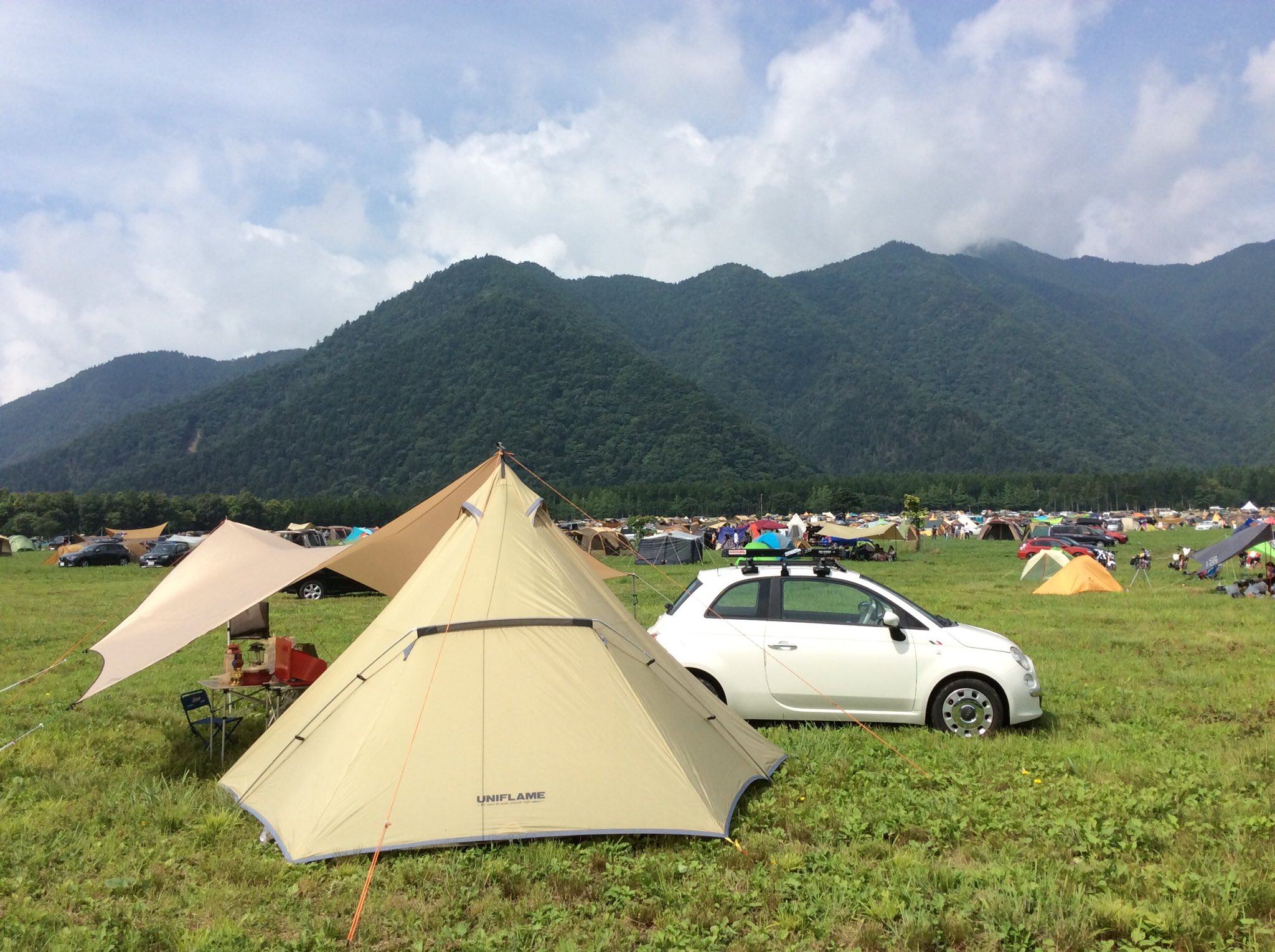 500 Taro On Twitter 先日 娘と富士山の麓でキャンプした 小さなチンクだけど ルーフキャリア付けてるのでキャンプ道具を沢山積めるんだよね 撤収時に雨でも 濡れたタープ類は上に乗っけられるのでイイ フィアット500 Uniflame