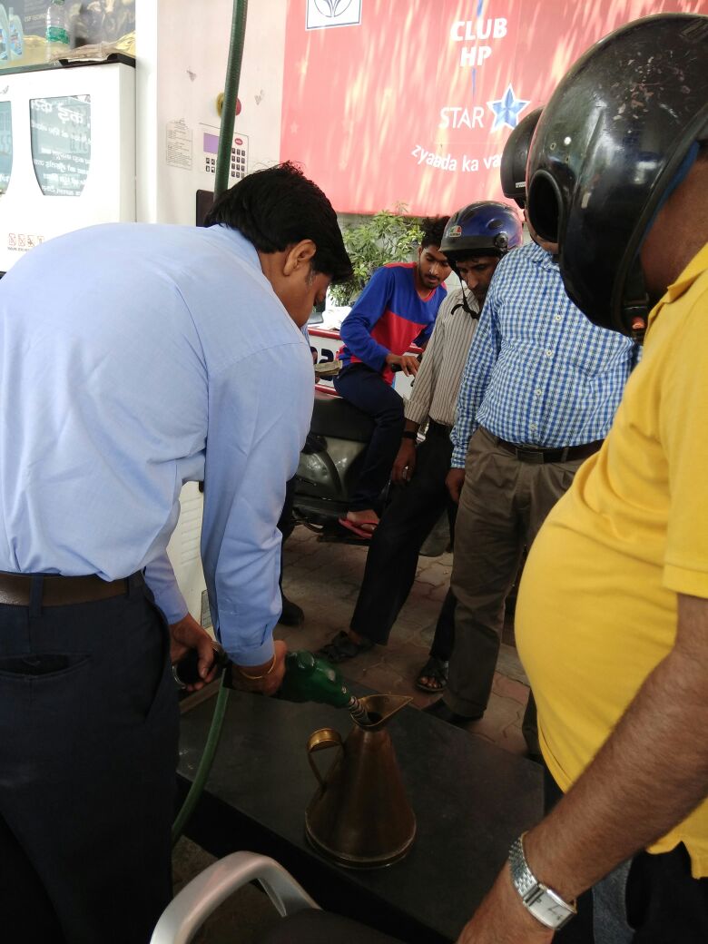 vimaljansurya's tweet photo. Collecting instant feedback on Q&amp;Q Campaign at ACC Moti Nagar COMCO @DhirajSinha16 @HPCL @subodhbatra10 @Rg03Goel @bajpaiv1 https://t.co/pBYIagfI8J