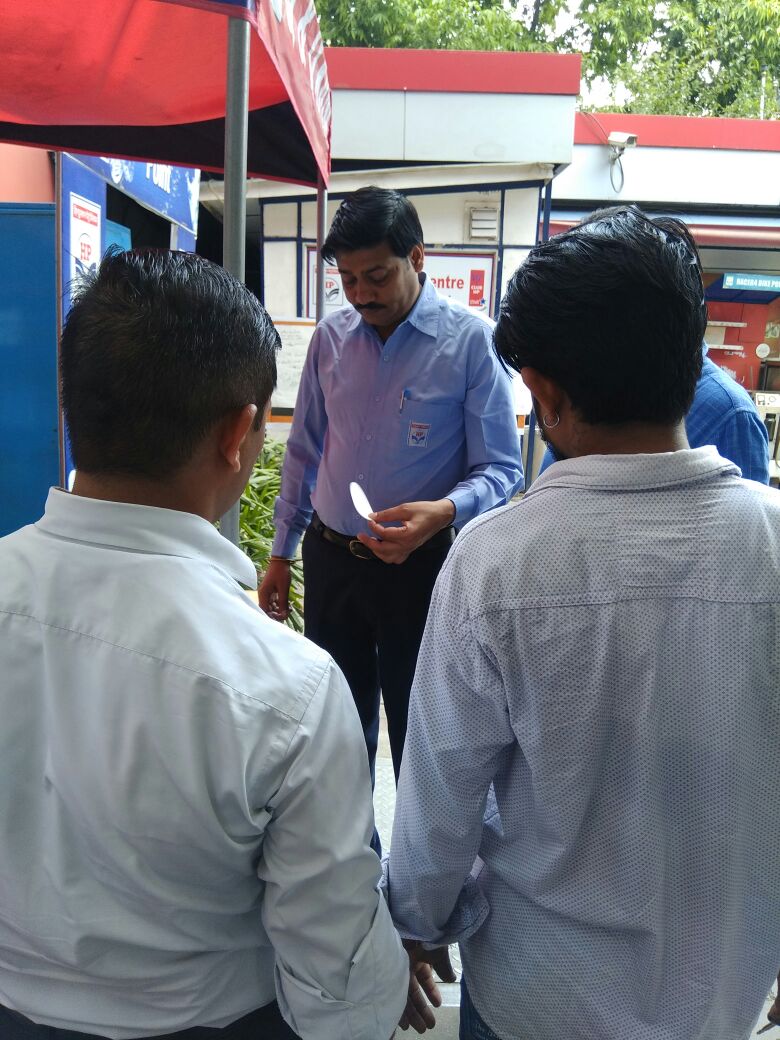 vimaljansurya's tweet photo. Collecting instant feedback on Q&amp;Q Campaign at ACC Moti Nagar COMCO @DhirajSinha16 @HPCL @subodhbatra10 @Rg03Goel @bajpaiv1 https://t.co/pBYIagfI8J