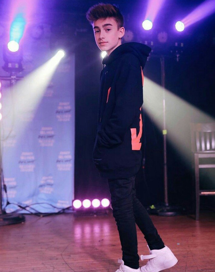 ilyjvo24's tweet photo. @johnnyorlando I wish I could explain ur eyes &amp; how the sound of ur voice gives us butterflies, ur smile makes our heart skip a beat.❤❤ https://t.co/LfoPgDvajU