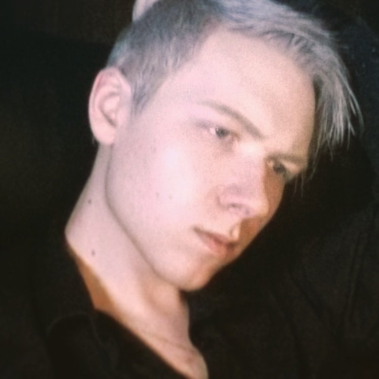 Psyulas's tweet image. Thinking about going with #silverhair 
What does Twitter think? #fashion #lotd