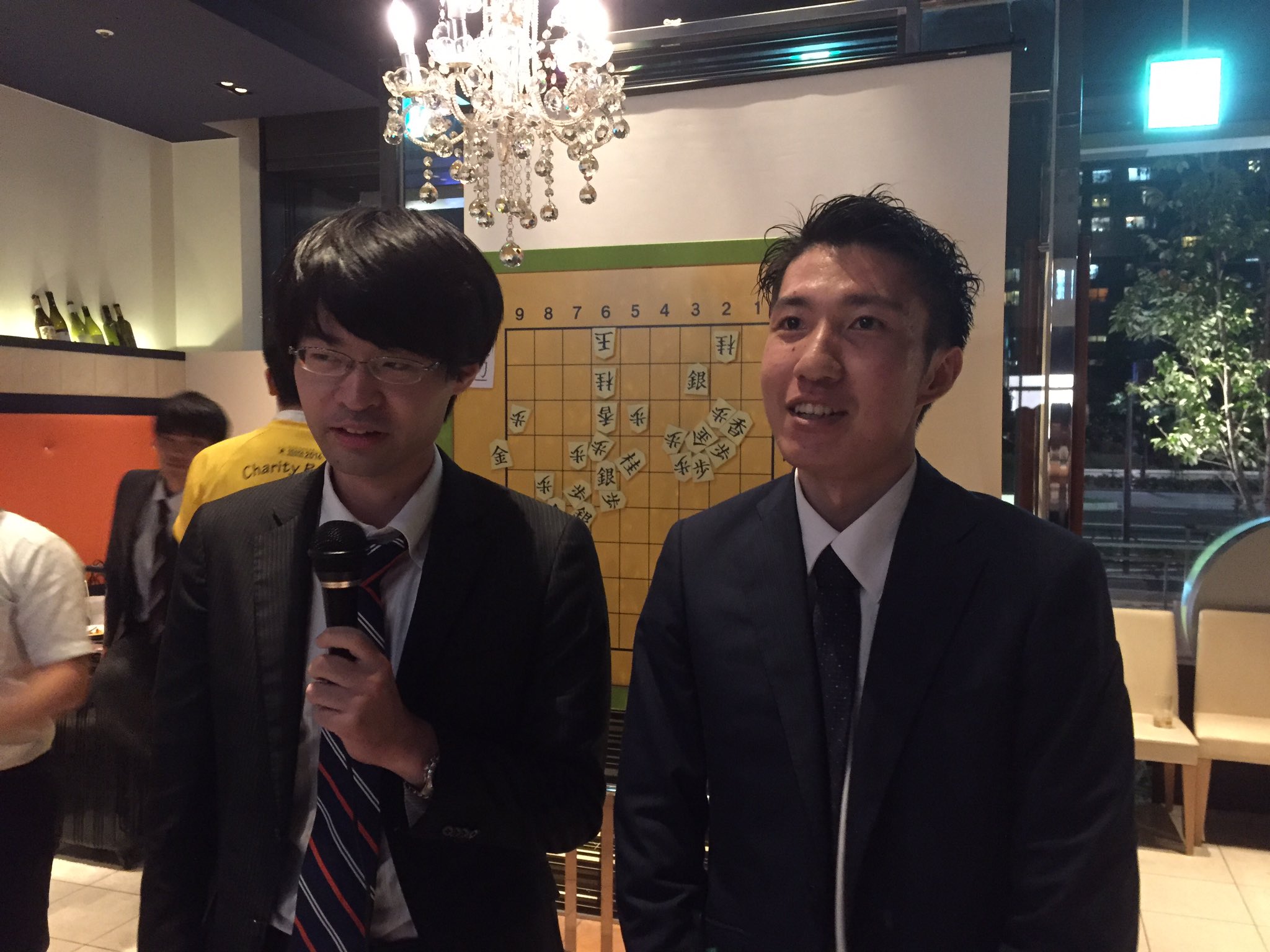 直江雨続 近藤誠也五段と高野智史四段のプロ入り同期コンビは 高野智史四段がずっと使っていた足つき盤を 近藤誠也五段は小学校の時の大会で優勝した時にもらったという思い出の駒を出品 T Co 3otccseocm Twitter