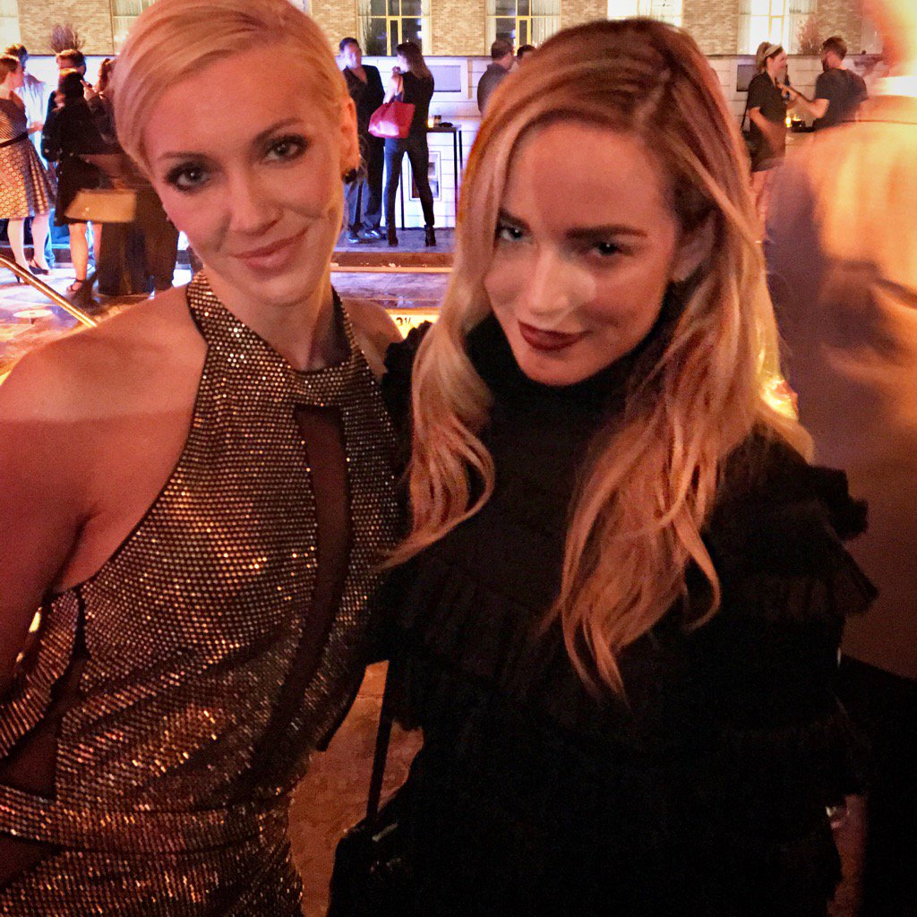 LendasDCBR's tweet photo. Foto que Caity postou em seu Instagram com a atriz Katie Cassidy
#LegendsofTomorrowsdcc https://t.co/GqXzVuSxUd