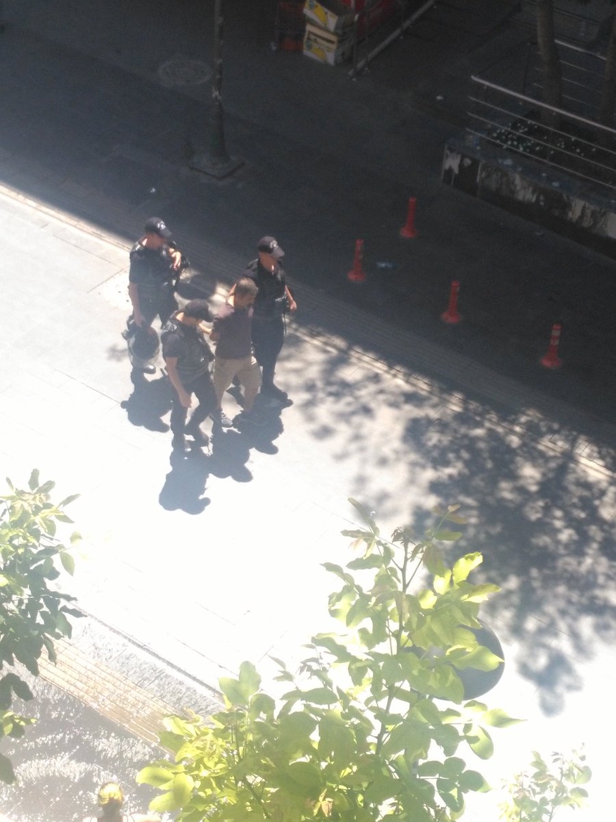 YDGenclik2's tweet photo. Çok sayıda gözaltı var. Polis konur sokağı ve yüksel caddesini kapatmış durumda. https://t.co/pK4lny6KvY
