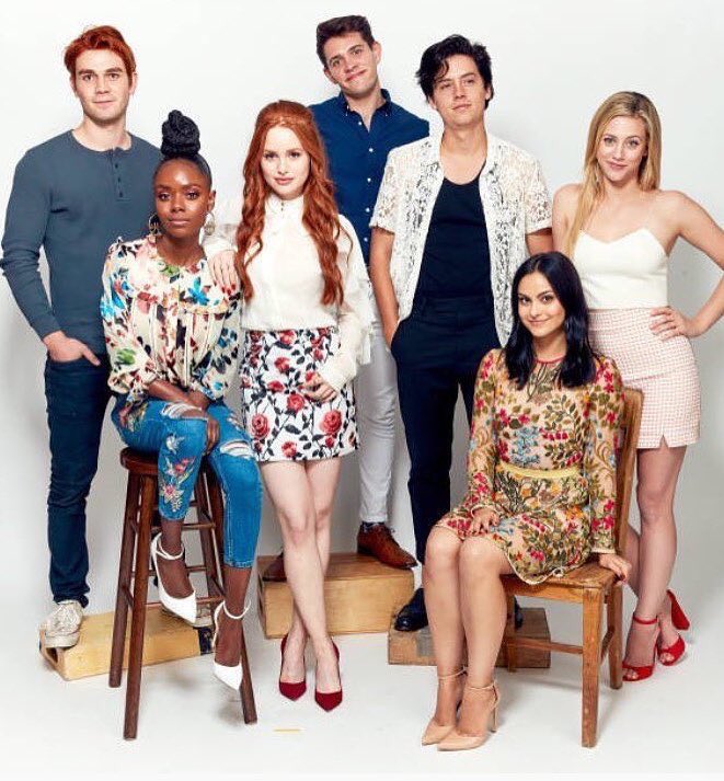 BugheadUpdates's tweet image. (Photo) New HQ pic of the cast at comic con
