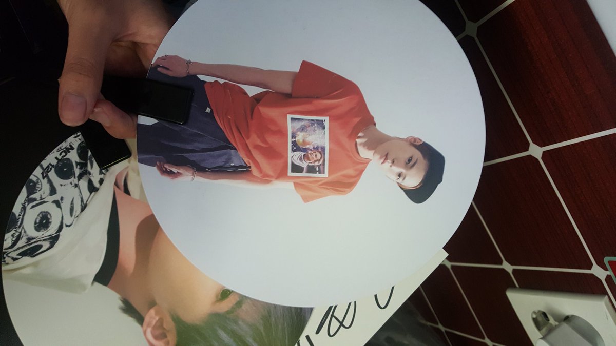 201323ing's tweet photo. 부채 들고 있으니까 도영이가 두리번거리다가 딱 보그 ( ͡° ͜ʖ ͡°) 이러그 웃어줌ㅋㅋㅋㅋㅋ 아나나나ㅏ나 글고 나갈때 부채 들고 도영아... 하니까 엄지척 해줏따.... 아아..... https://t.co/Ptvz1lOsFD