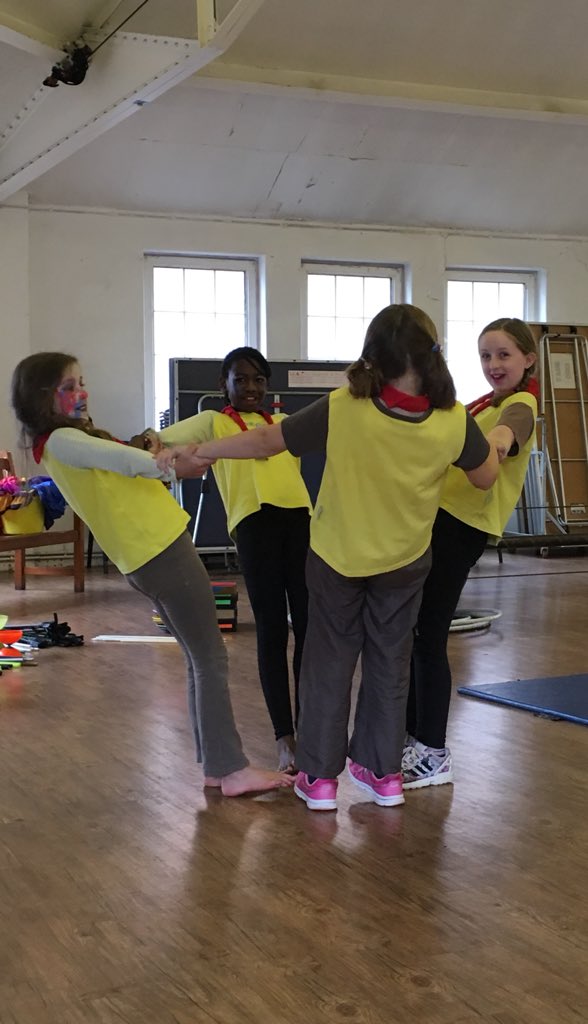 1stLSBrownies's tweet photo. @Girlguiding @Guiding_LaSER @GirlguidingLSE @Albert_Friends ...so we could start to learn about acrobalance, starting with a mutually-supported lean. Originally in a pair, then in a 4. (#yayphysics!) https://t.co/mELv6vCRXk