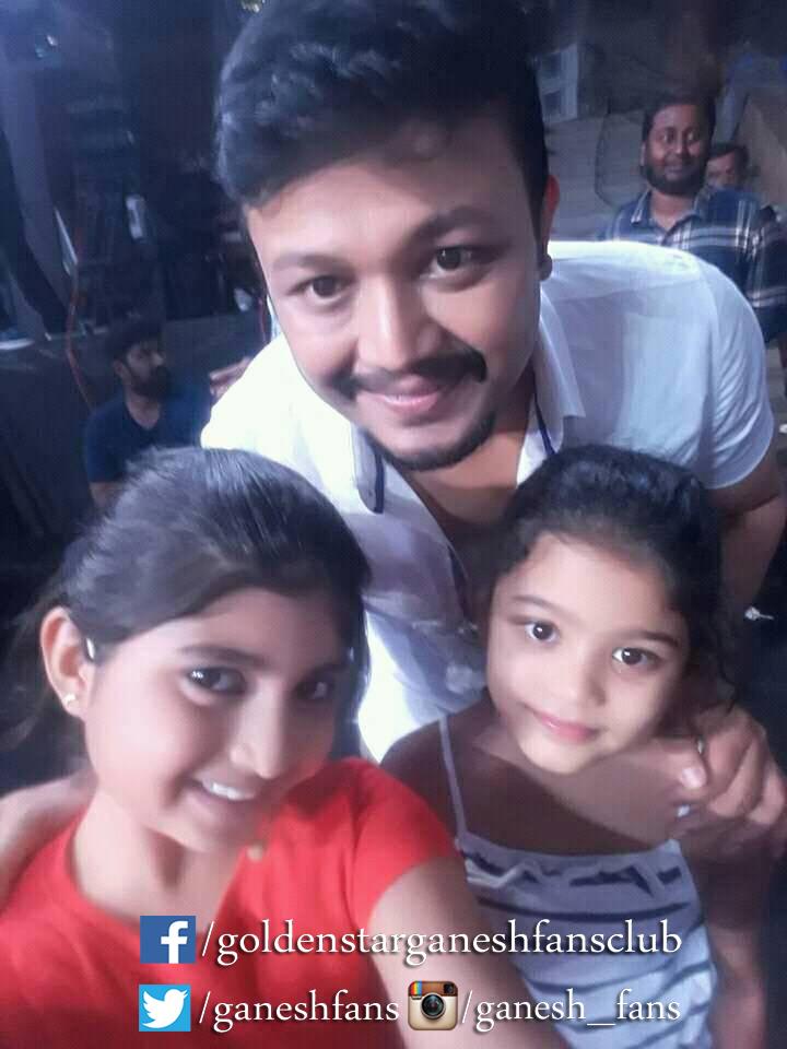 GaneshFans's tweet photo. Recent pic of #GoldenStar @Official_Ganesh with #Charithrya 😊😊 

#GaneshFans https://t.co/qgcmORhjwN