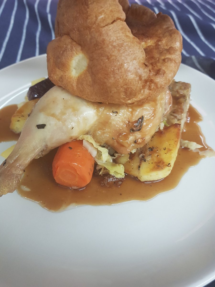 bearoxshott's tweet photo. Roast chicken and all the trimmings #yummy #eattheseason #perfectsunday https://t.co/VLTkaQfRVu