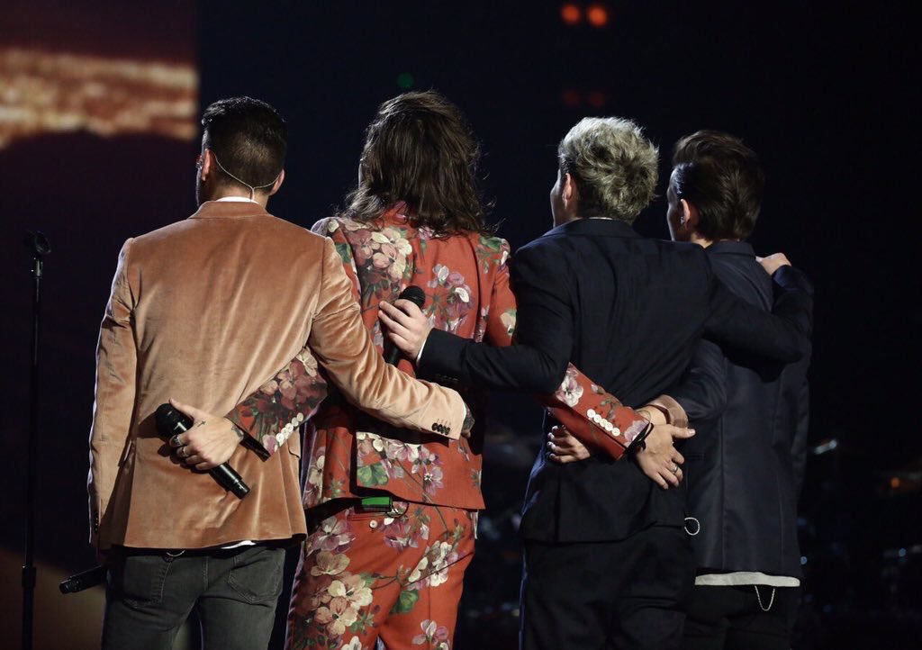 harryupdates__'s tweet photo. 私たちの太陽のような存在。太陽みたいな明るい笑顔で私たちを笑顔にしてくれてありがとう。
かっこいい王子のような存在。かっこいい素敵な歌声をありがとう。そして私たちの人生を素敵に変えてくれた、私たちのヒーロー。
ありがとう。
#7YearsOfOneDirection https://t.co/8ExLVGWm9Y