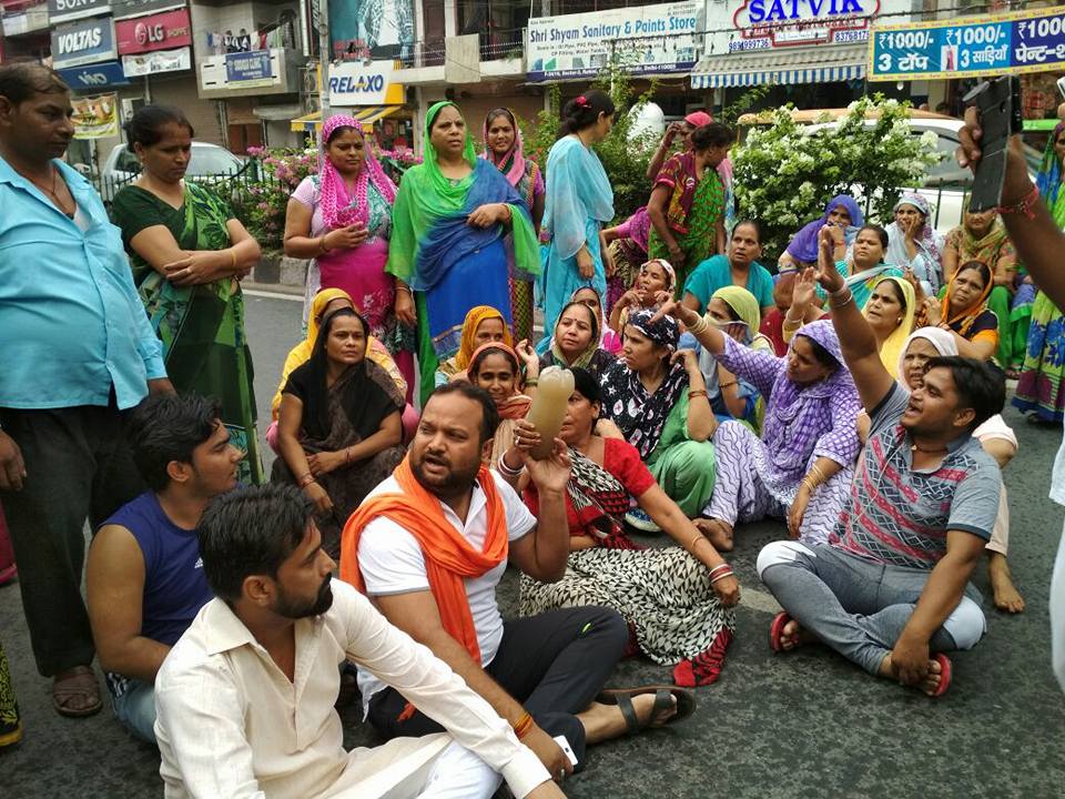 manishchbjp's tweet photo. श्री@ArvindKejriwalयह आखरी प्रयाश है अपका ध्यान विजय विहार(वार्ड26)तरफ लाने का.४८घंटे के बाद मुझे सड़क पे प्रदर्शन करना पड़ेगा #4water 3/3 https://t.co/vl7zQfnCVS