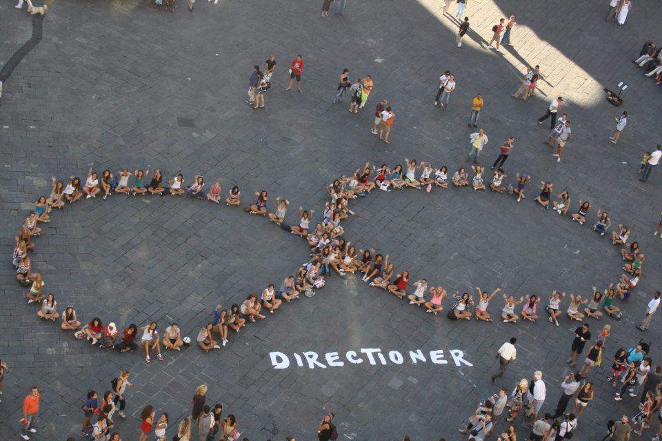 MarcoMoriniTW's tweet photo. A casa, come nelle piazze, nelle arene e negli stadi. C'è una passione che da 7 anni ci unisce e rafforza. #7YearsOfOneDirecrion https://t.co/gcmSyhpBcn