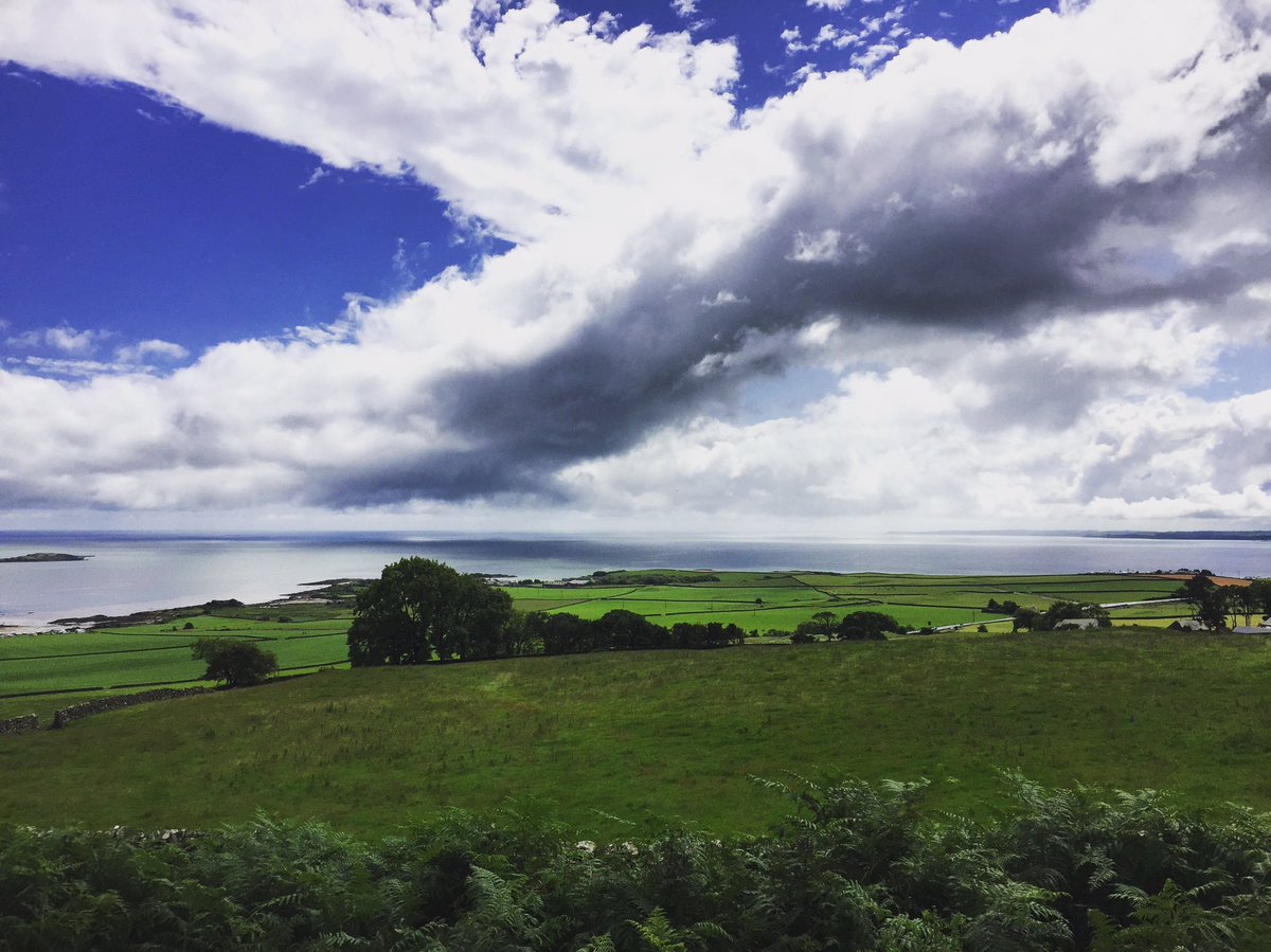 StuartLTait's tweet photo. The cloud formation almost looks like the Saltire. #Dumfries #Scotland #ScottishSummer https://t.co/iBFkrfqh0m