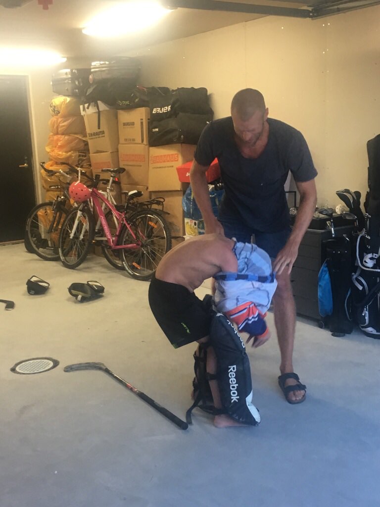 NiklasJihde's tweet photo. Hade besök av @j_sunkan med familj. Elton fick lära sig skillnaden mellan innebandy o hockey😉 https://t.co/SGAP8jamoT