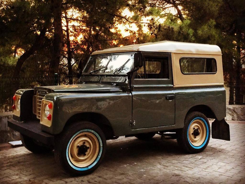 CarspottingTurk's tweet photo. A classic Land Rover. I believe it is a Series IIA (1961-1971), this one a 1969 or newer. #carspotting #landrover … https://t.co/bjS3YOnho4 https://t.co/Ji90KnnaPZ