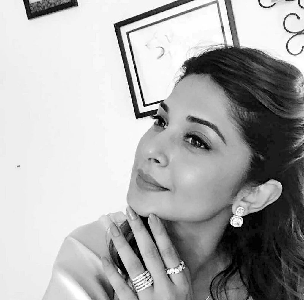 JenniKush_JW_KT's tweet photo. Only Jen looks so ravishing even in black and white...tell me how u manage to look damn hot in every single pic..😍😍😍😍👼👼👼 https://t.co/ux8UKrT0Ik