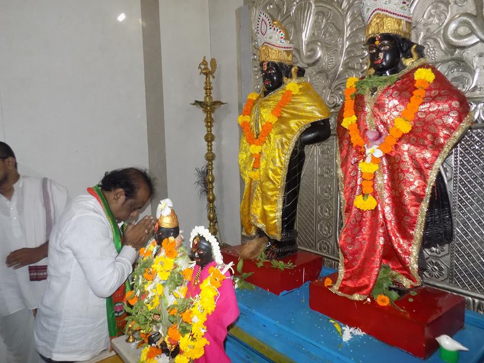 milannpatil's tweet photo. गोडदेव गाव येथे श्री विठ्ठल मंदिर येथे दर्शन घेऊन प्रचाराला सुरवात
#bjpmirabhayander #mbmc2017 @NarendraMehtal @BjpMira https://t.co/YfNeyTb5rn