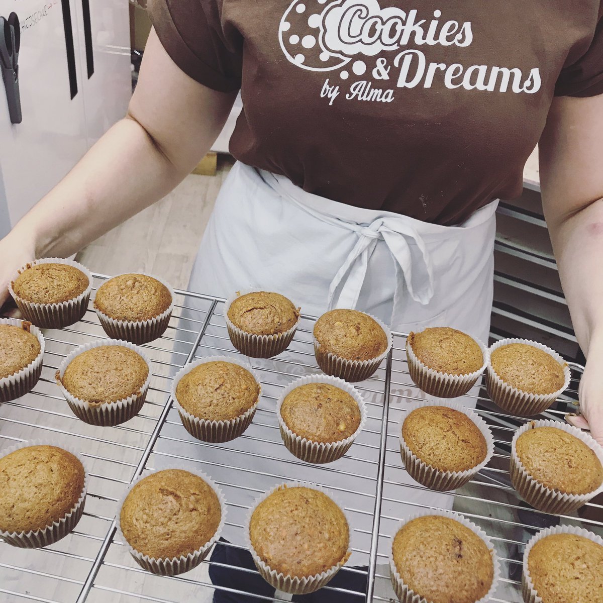 CookiesByAlma's tweet photo. Cupcakes de carrot cake recién horneados 😍😍😍 ¿Nos visitarás hoy? ¡Estamos abiertos hasta las 22! https://t.co/8UmKOeMCIC