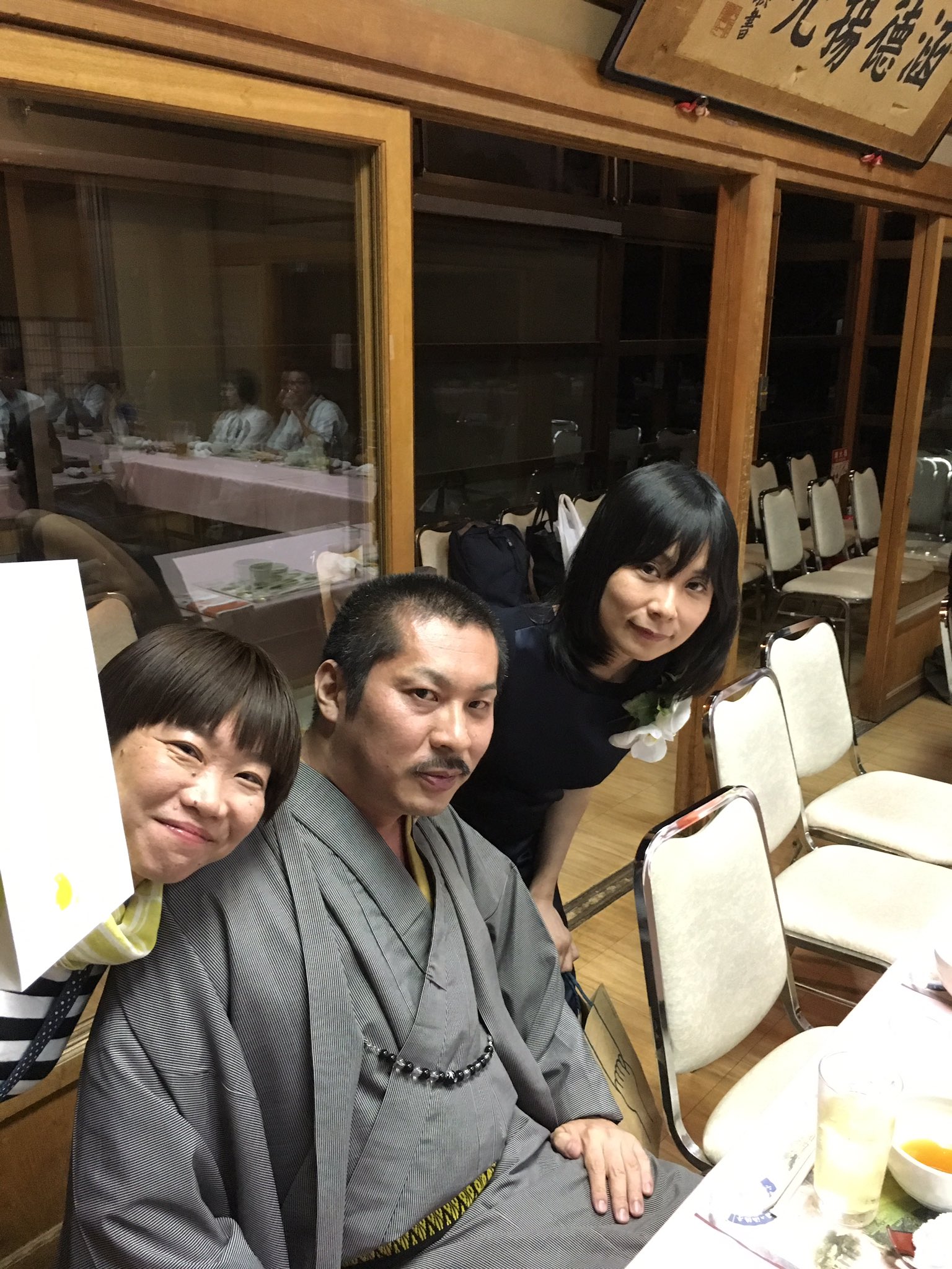 正岡豊 田中裕明賞授賞式終わりました はじめて会った人もいて 楽しい式でした 小津夜景さんほんとにおめでとー 写真は左から 愛妻のサキと前年度の授賞の北大路翼と小津夜景さん 今日は緊張してたらしいです T Co 1odqlgjvlj Twitter