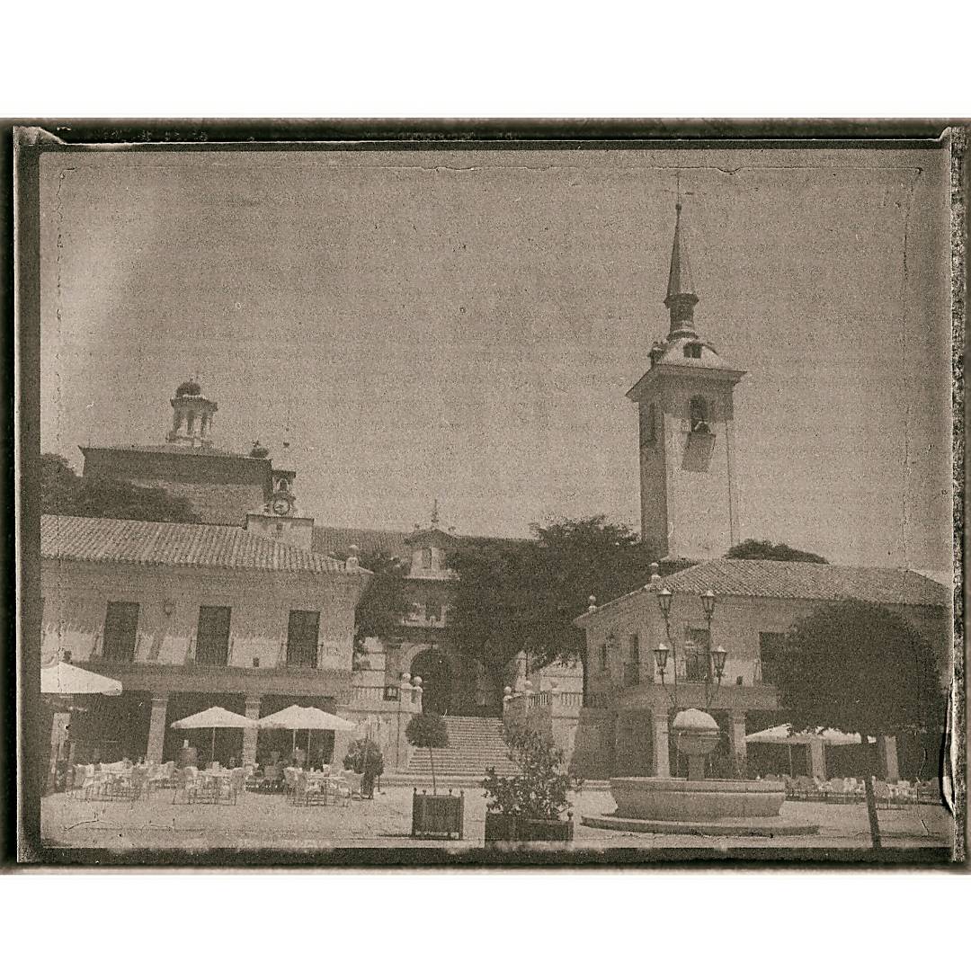 JulioVet_photo's tweet image. Otra posibilidad con las fotos #Polaroid667 es jugar con escaner y el negativo 😊 Aquí la plaza de #Brunete editada en plan antiguo con #PS