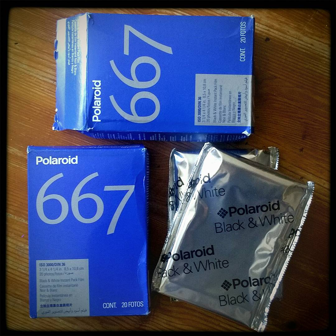 JulioVet_photo's tweet image. Otra posibilidad con las fotos #Polaroid667 es jugar con escaner y el negativo 😊 Aquí la plaza de #Brunete editada en plan antiguo con #PS