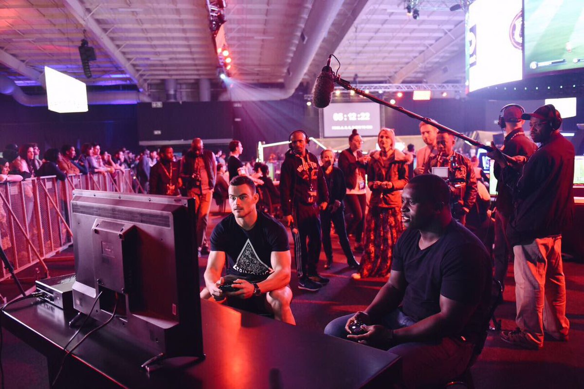 VSGamingWorld's tweet photo. The @XboxZA battle between the athletes. @JesseKriel15 beat @NtandoTrevor &amp; won R15 000 to give to his charity! 💪#VSGamingFestival https://t.co/7BdotzHvQU