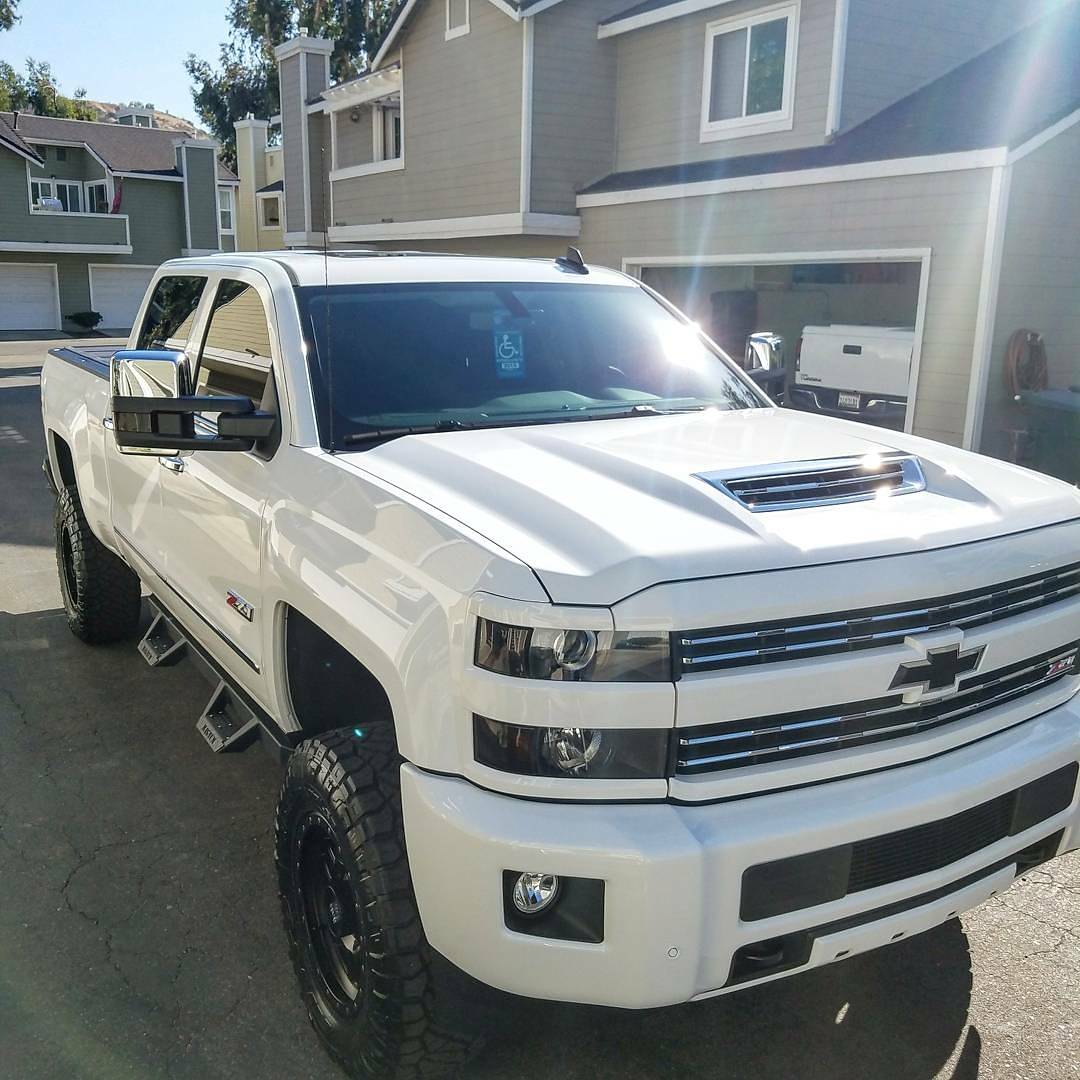 BigLilMan7's tweet photo. #Chevy #Duramax2500 smothered in #Gtechniq #CrystalSerum by our friends @ShineDetailingllc https://t.co/CwWl666w59