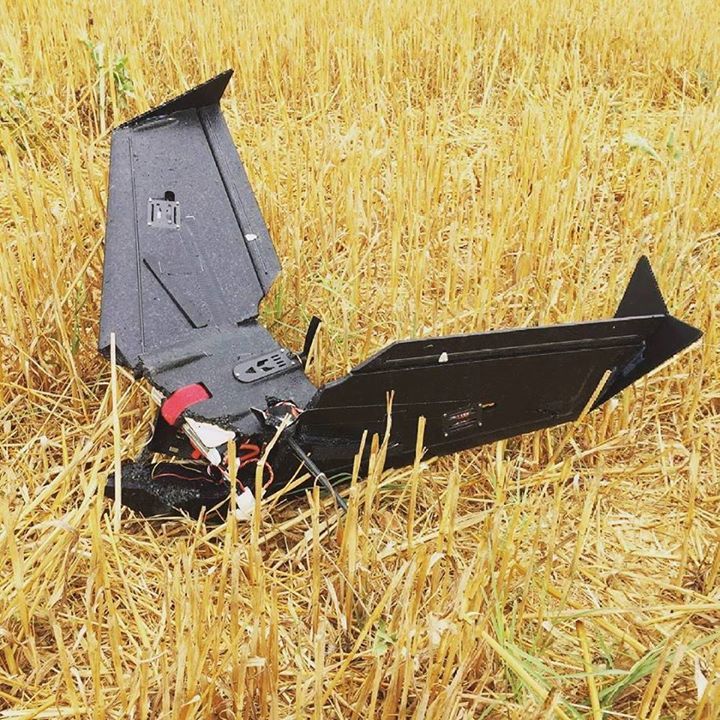 Teamcrazyhorses's tweet photo. Landing #immersionrc #CrazyHorseTeam #CHT #fpv #fpvracer #fpvracing #fly #flying #wing #racewing #multirotor #wing… https://t.co/9smCvnQrag https://t.co/WWS5AnqQGy