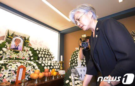 일본군 성노예제 피해자인 김군자 할머니 별세 소식에 현직 대통령이 직접 애도를 표하고,일본 정부와 상대해야 하는 외교부 장관이 빈소를 찾아가 조문하는 모습 저는 처음 보네요.세상이 바뀌었음을 가깝고도 저 먼 열도에서 곤혹스러워하고 있음이 느껴집니다.
