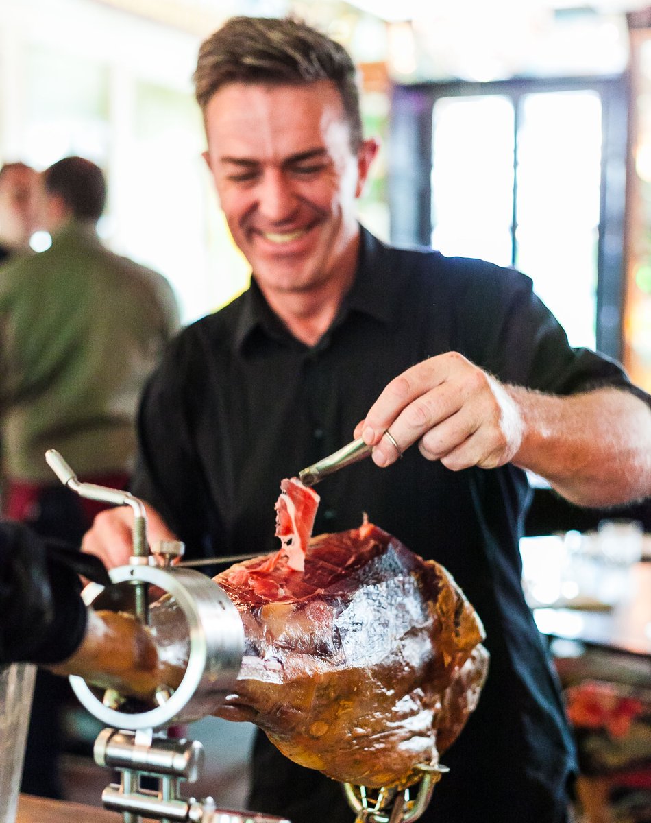 En Boca Grande cortamos el jamón ibérico de bellota en el momento 🍖 Solo con olerlo se te hará la boca agua 🤤 #bocagrandebcn #foodbcn #jamon