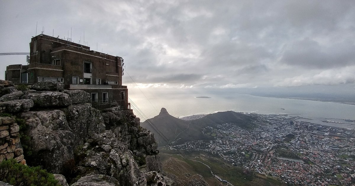 DiBrown5's tweet photo. Did you know that the temperature on top of Table Mountain is usually 6°C cooler than in the city. #TakeAJacket https://t.co/By9cPI8prv