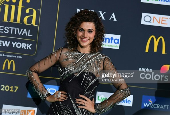 TaapseePFanClub's tweet photo. PICS the gorgeous @taapsee breathtaking smile at IIFA 2017 😍❤ https://t.co/XWSv6YiTRd