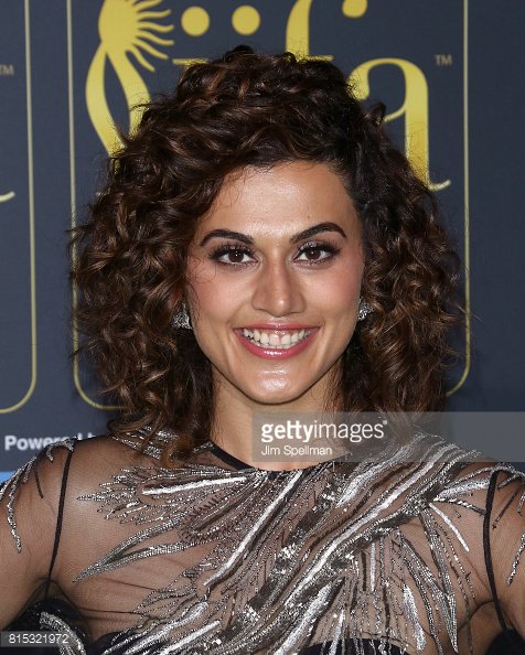 TaapseePFanClub's tweet photo. PICS the gorgeous @taapsee at IIFA 2017 😍😍😘❤ https://t.co/jsXpPxZcYJ