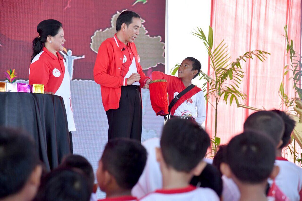 jokowi's tweet photo. Belajar itu penting, bermain juga penting. Anak2 jadi ceria &amp; mudah beradaptasi dengan lingkungan. Selamat Hari Anak Nasional -Jkw https://t.co/AtzhwMaAHx