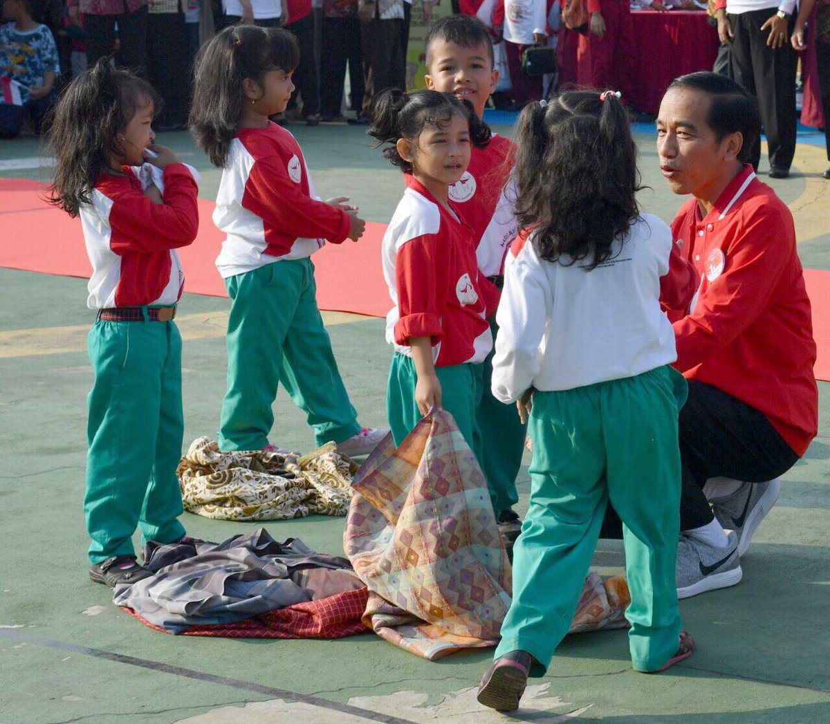 jokowi's tweet photo. Belajar itu penting, bermain juga penting. Anak2 jadi ceria &amp; mudah beradaptasi dengan lingkungan. Selamat Hari Anak Nasional -Jkw https://t.co/AtzhwMaAHx