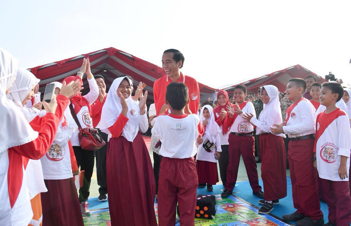 jokowi's tweet photo. Belajar itu penting, bermain juga penting. Anak2 jadi ceria &amp; mudah beradaptasi dengan lingkungan. Selamat Hari Anak Nasional -Jkw https://t.co/AtzhwMaAHx