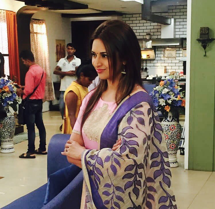 darshani_Div's tweet photo. 'Let your hair do the talking'. Luv this change. Enjoyed today's episode☺ #memories #olddays #perfectchange @Divyanka_T https://t.co/4EelOxXh0a