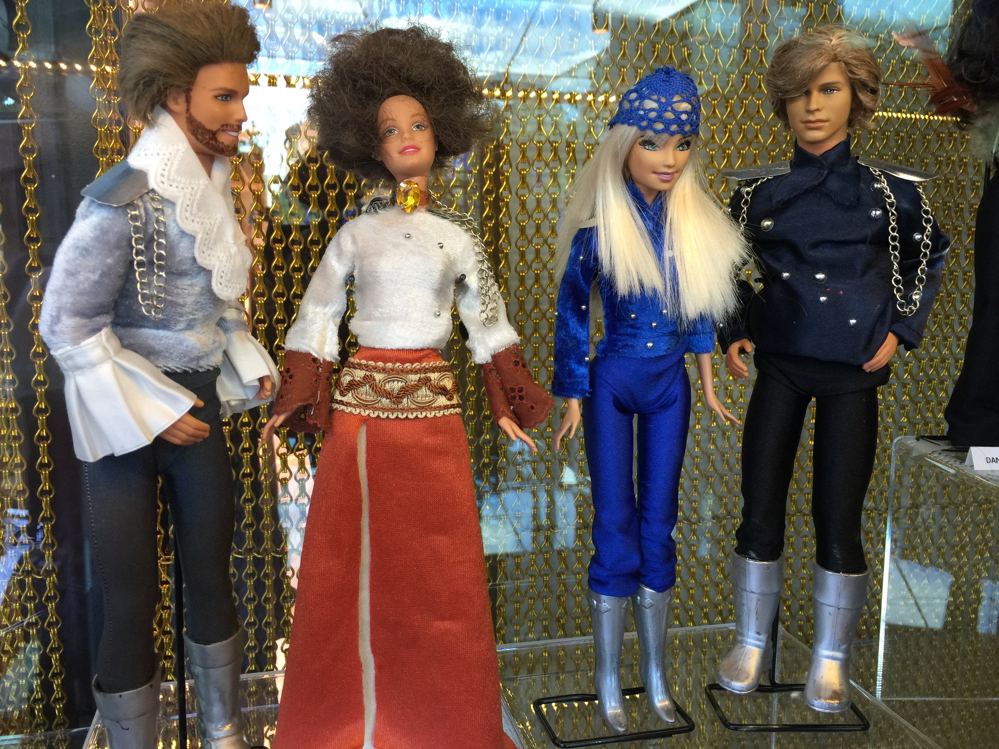 Resultaat cursief schaal Clara Vulliamy on Twitter: "@RachLilBC You MUST go... ABBA barbie dolls!  https://t.co/1uTzI9W46R" / Twitter