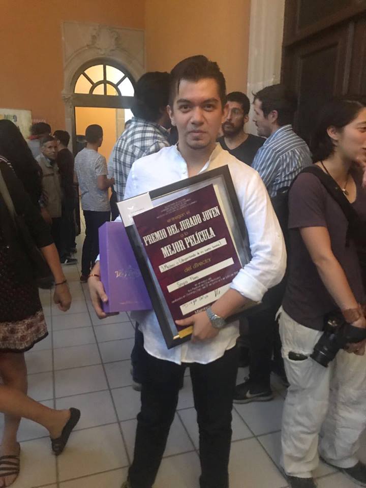 centro_news's tweet photo. "3 WOMEN or waking up from my Bosnian Dream" gana premio en Festival de @CineDurango ¡Felicidades, Sergio Flores Thorija! #EgresadoCENTRO https://t.co/p3FoGvvg3k