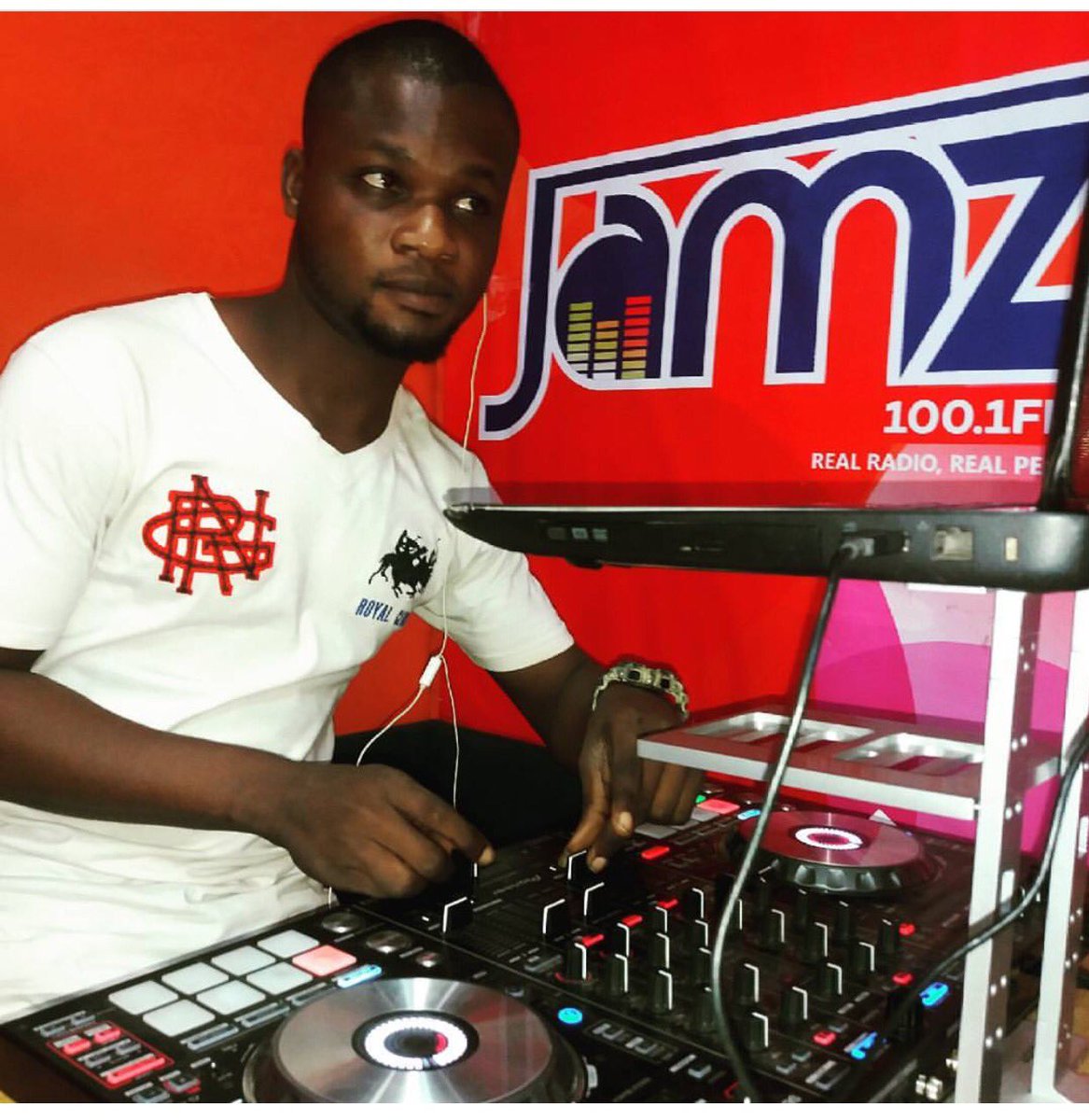 newdawnmg's tweet photo. My friend @djbigsammy putting in work! Go DJ! #dj #hiphop #radiodj #rapmusic #AfricanMusic #internetdj #popmusic #Mixtape #NowPlayingMusic https://t.co/xF5dJPMIDt