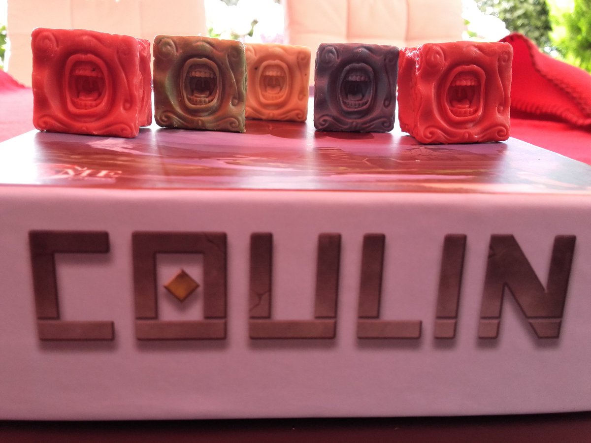 mrbrugat's tweet photo. #Coulin @fesmepolis Preciosos los dados y muy divertido. Pero el manual esta mal maquetado. Las imagenes se comen parte del texto :( https://t.co/dlxV488Erp