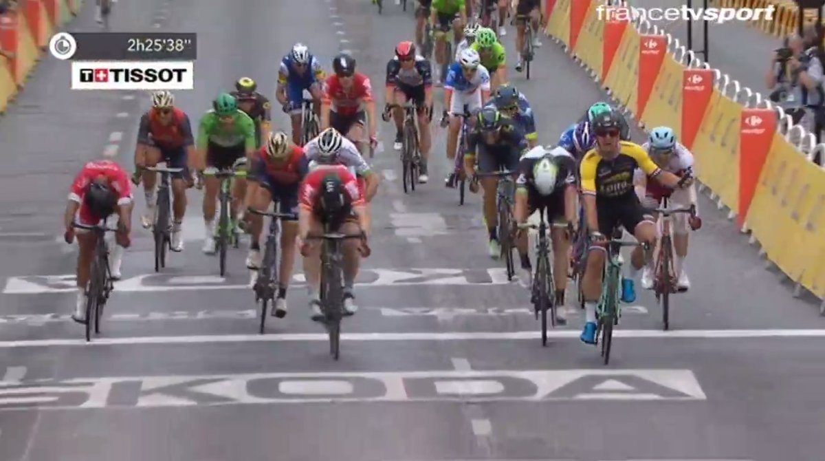 Victoire de <a href="/GroenewegenD/">Dylan Groenewegen</a> dans un sprint serré / Close finish and victory for <a href="/GroenewegenD/">Dylan Groenewegen</a> ! #GreenJersey #TDF2017