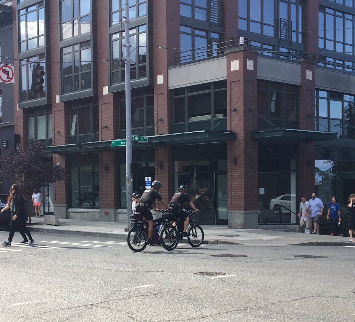 BUTCHBLUM's tweet photo. #soSeattleSunday #meninblack @seattlepolicedept @cityofSeattle #belltown #urban #cyclingforsafety https://t.co/MxTdBZMm7I