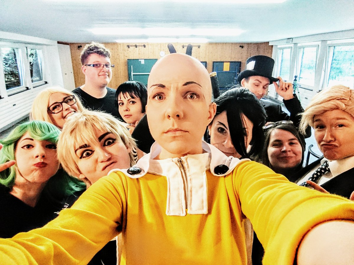Die Generalprobe haben wir geschafft und... 
WAS IST DAS? 
Ein Foto mit komplettem Cast inklusive Statistenbro und  fotoscheuer Technik? 😱