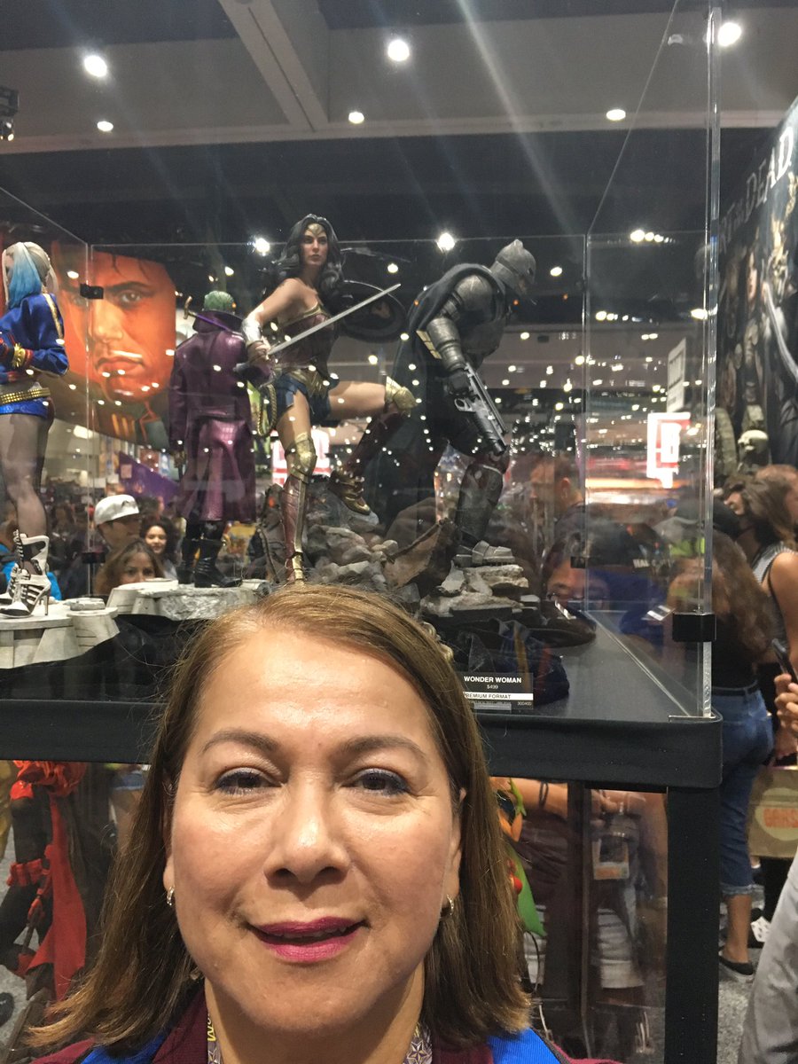 vivagodzilla's tweet photo. Hanging with Wonder Woman!
#sideshowww https://t.co/jQI1JsrEGY