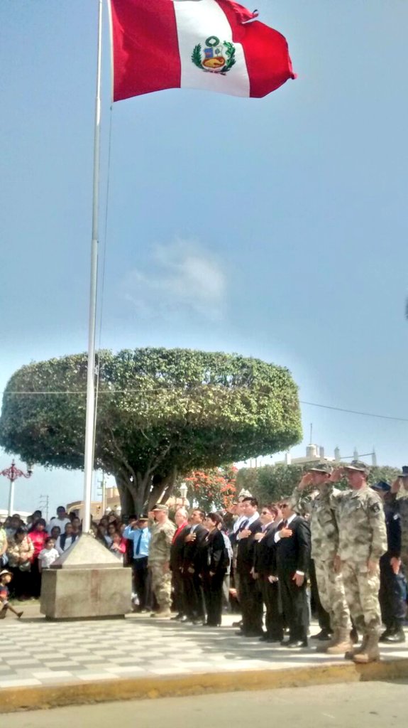 naval_peru's tweet photo. #MGPAhora #UNITAS2017 Vicealmirante Fernando Cerdán Ruíz reafirmó el compromiso de la Marina de Guerra del Perú con la población huarmeyana. https://t.co/eg7jRRdGSe