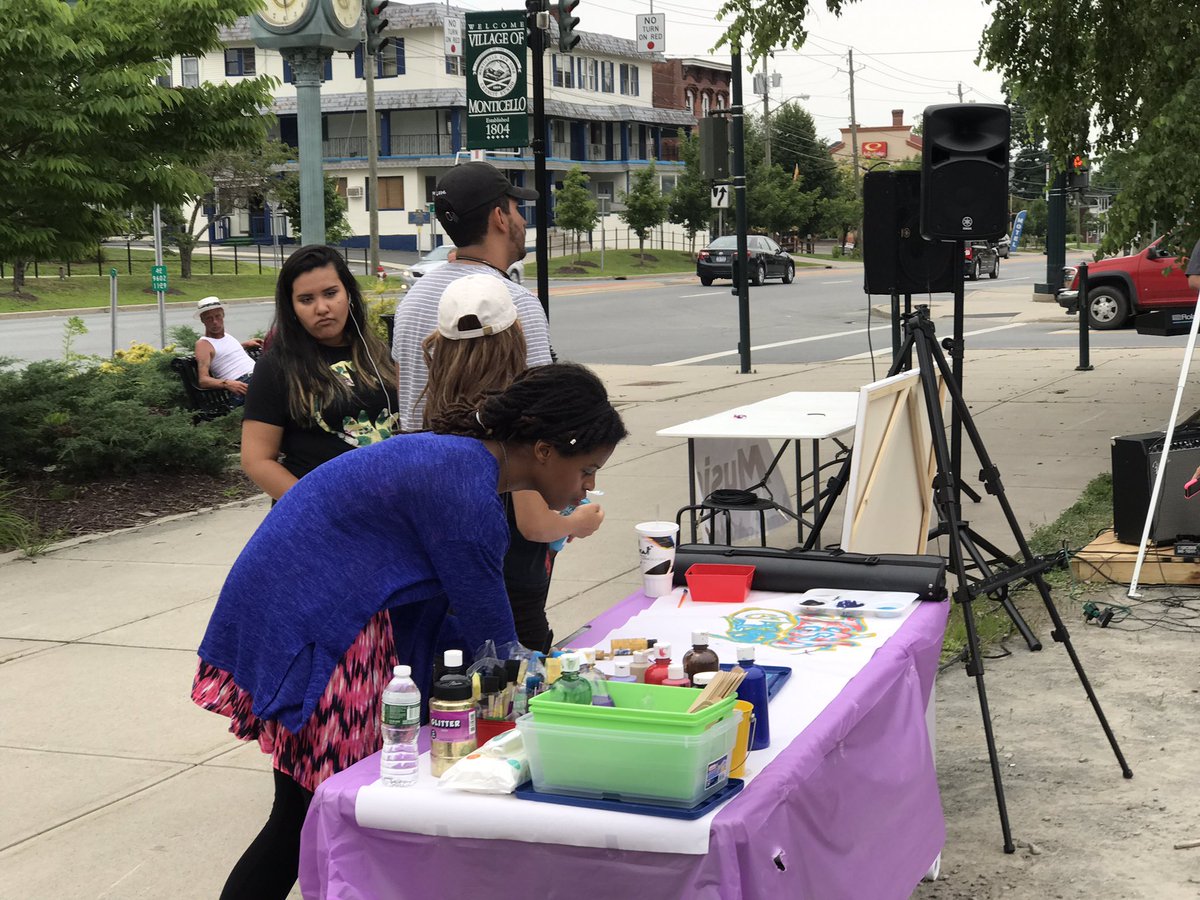UnpluggedCampus's tweet photo. Art &amp; Music Reach summer project with Unplugged! One note, One brush stroke at a time we are reaching out to Monticello! Spreading #love! https://t.co/eWCChBziY7