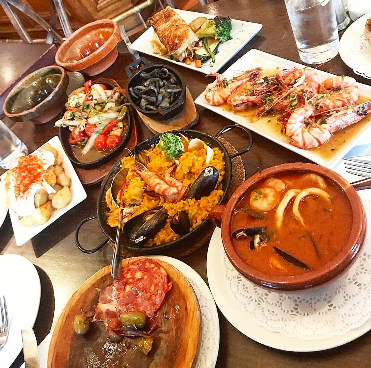 TheCakeApp's tweet photo. If you want to nom on some yummy Spanish tapas then you must go to@ElMetroTapasBar ❗❗ #thecakeapp https://t.co/Bt6ctFWpiY