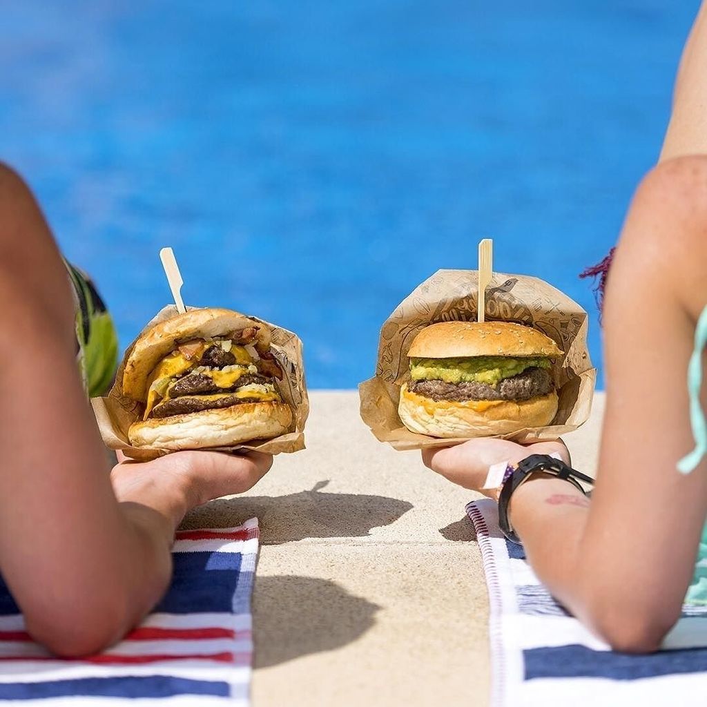 goiko's tweet photo. Sol, piscina y burgers 🌴☀️💦🍔 #nonecesitomasnada #verano
.
.
#goiko #goikogrill #hamburguesa #burger #goikogram #burgerporn#pornburger #burg… https://t.co/ZSB1PXXDLn